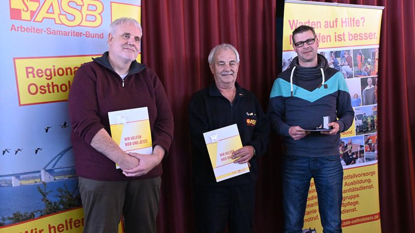 Thomas Sander wurde für 30-jährige und Udo Glauflügel für 40-jährige aktive Mitgliedschaft im ASB Ostholstein geehrt, Norman Hielscher erhielt für besondere Verdienste das ASB-Ehrenkreuz in Silber überreicht (v.l.n.r.).
